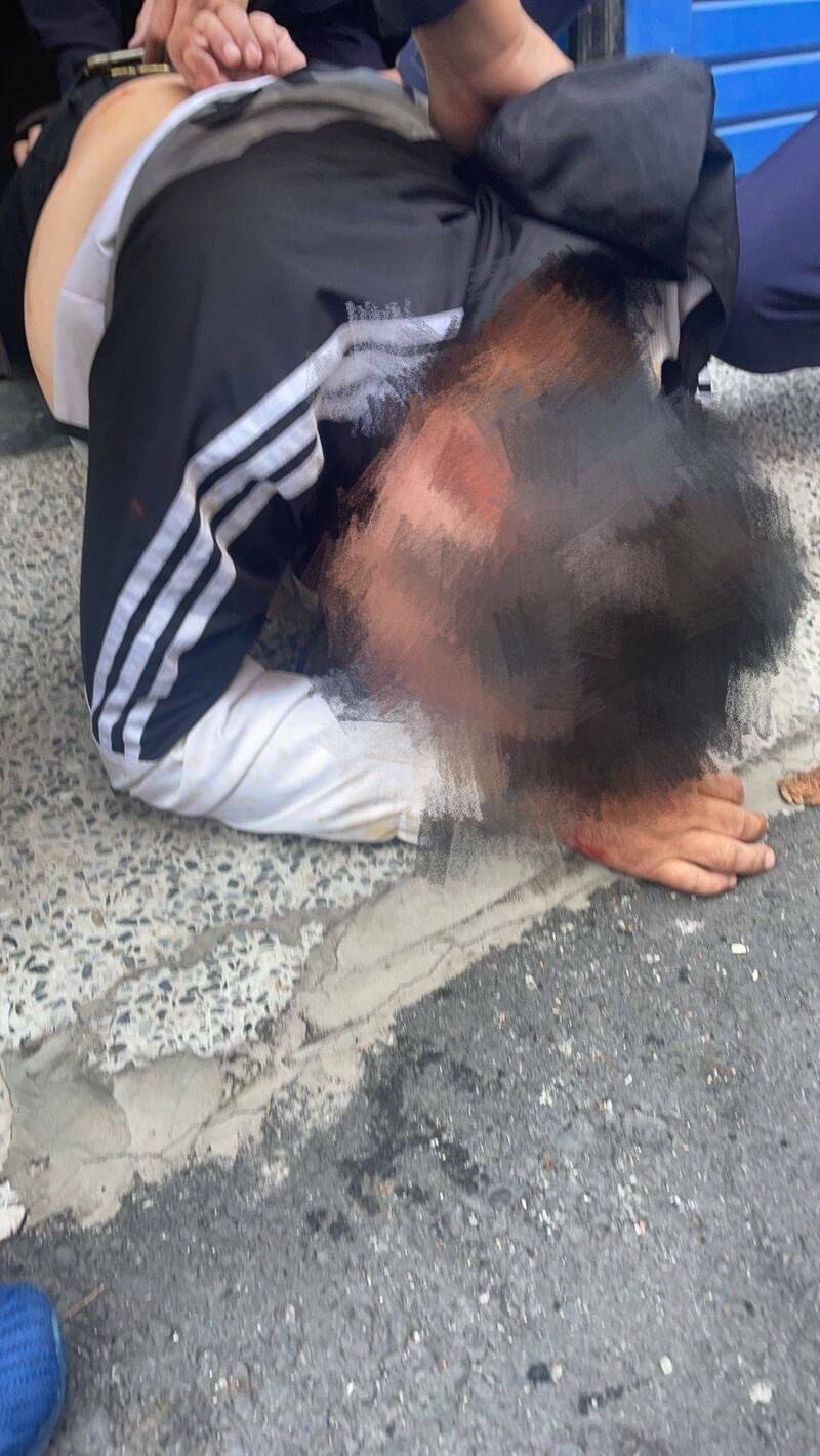 嫌犯身上留有血跡，被警方制伏。（記者蔡清華翻攝）