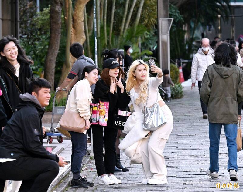 週二清晨輻射冷卻影響,全台天氣偏冷,日夜溫差明顯,外出需注意保暖並攜帶雨具。(記者方賓照攝) 週二清晨輻射冷卻影響,全台天氣偏冷,日夜溫差明顯,外出需注意保暖並攜帶雨具。(記者方賓照攝)