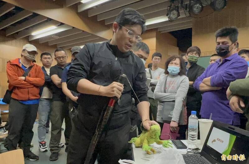 屏東縣上月舉辦首批綠鬣蜥移除教育訓練課程,受到民眾歡迎。(記者羅欣貞攝) 屏東縣上月舉辦首批綠鬣蜥移除教育訓練課程,受到民眾歡迎。(記者羅欣貞攝)