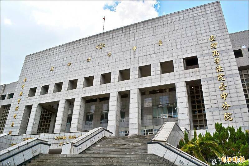 張女質疑沒有設置警示牌,法官懷疑她行車速度高達150公里,沒有注意到警示牌,判決她敗訴。(記者張瑞楨攝) 張女質疑沒有設置警示牌,法官懷疑她行車速度高達150公里,沒有注意到警示牌,判決她敗訴。(記者張瑞楨攝)