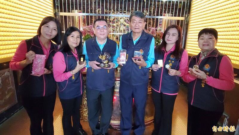 高雄過埤土地公「博杯」送金龜、金元寶 民眾逛燈會博好彩頭！ - 高雄市 - 自由時報電子報