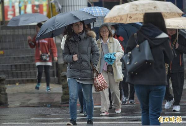 吳德榮指出，明日鋒面雨帶挾強冷空氣南下，北部、東半部轉有局部短暫雨，同時南方亦有水氣移入，山區有局部短暫雨的機率，3000公尺以上高山有飄雪機率；北台氣溫驟降、愈晚愈濕冷。（資料照）