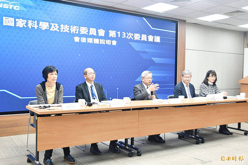 National Science and Technology Council Minister Wu Cheng-wen, center, speaks at a news conference in Taipei yesterday.
Photo: Wu Po-hsuan, Taipei Times