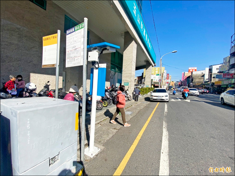 全新智慧公車站牌與客運業者一根式傳統站牌並列。(記者張聰秋攝) 全新智慧公車站牌與客運業者一根式傳統站牌並列。(記者張聰秋攝)