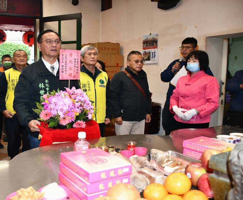 大東門福德祠尾牙祭典,由彰化市長林世賢(左)主祭。(圖由市公所提供) 大東門福德祠尾牙祭典,由彰化市長林世賢(左)主祭。(圖由市公所提供)