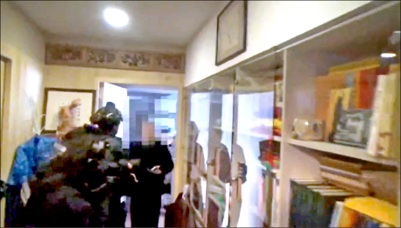 警方本月7日破門王薀在台北市復興南路的住所，將他拘提到案。 （記者鄭景議翻攝）