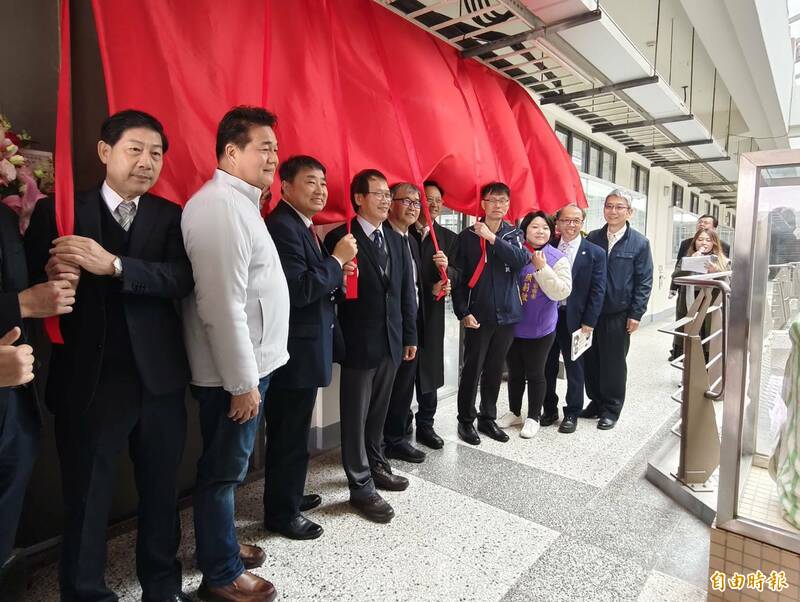 教育部長鄭英耀(右六)參加沙鹿高工成立「中市智慧自動化技術教學中心」揭牌。(記者張軒哲攝) 教育部長鄭英耀(右六)參加沙鹿高工成立「中市智慧自動化技術教學中心」揭牌。(記者張軒哲攝)