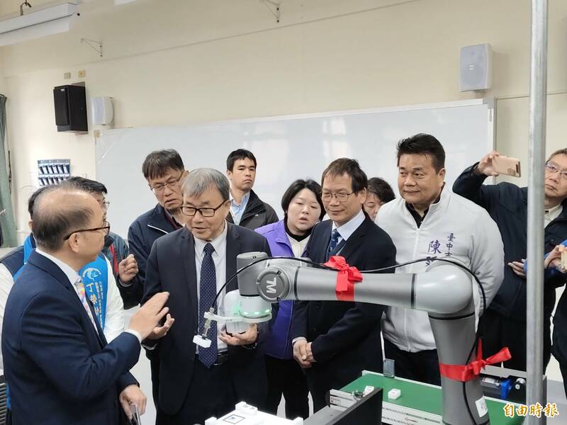 教育部長鄭英耀(左二)參觀沙鹿高工「中市智慧自動化技術教學中心」設備。(記者張軒哲攝) 教育部長鄭英耀(左二)參觀沙鹿高工「中市智慧自動化技術教學中心」設備。(記者張軒哲攝)