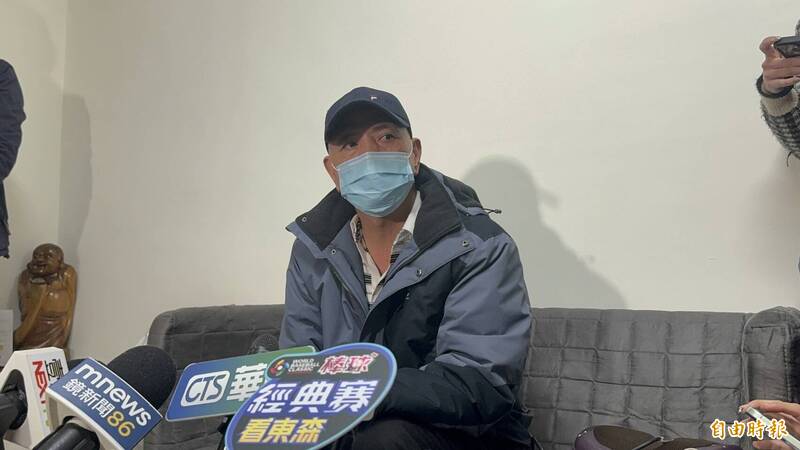 王父得知殺害妻女的嫌犯黃麟凱伏法,哽咽感謝政府、司法等正義感的人,還給家屬正義、公道。(記者吳仁捷攝) 王父得知殺害妻女的嫌犯黃麟凱伏法,哽咽感謝政府、司法等正義感的人,還給家屬正義、公道。(記者吳仁捷攝)
