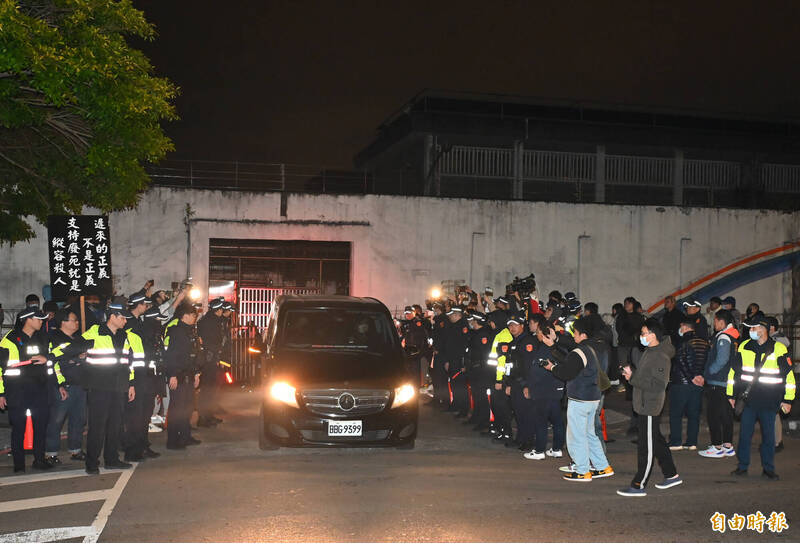 黃麟凱伏法後,殯儀館的車從土城看守所開出。左側還有支持死刑的民眾舉牌。(記者王藝菘攝) 黃麟凱伏法後,殯儀館的車從土城看守所開出。左側還有支持死刑的民眾舉牌。(記者王藝菘攝)