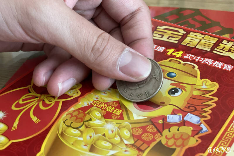 網友分享,在市場幫助一位截肢的阿婆買刮刮樂,但在刮開的過程中對方不斷催促,示意圖。(資料照) 網友分享,在市場幫助一位截肢的阿婆買刮刮樂,但在刮開的過程中對方不斷催促,示意圖。(資料照)