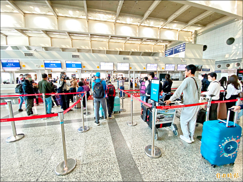 高雄機場客運量在疫後復甦。（記者洪臣宏攝）
