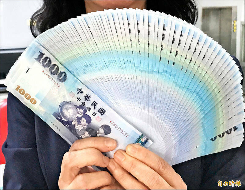 軍公教年終工作獎金今(17)日入帳,而除有1.5個月年終獎金外,軍公教還有考績獎金,由於7成5的軍公教考績可列甲等,因此可領到1個月考績獎金,換句話說,多數的軍公教人員可領到2.5個月的獎金。 (資料照) 軍公教年終工作獎金今(17)日入帳,而除有1.5個月年終獎金外,軍公教還有考績獎金,由於7成5的軍公教考績可列甲等,因此可領到1個月考績獎金,換句話說,多數的軍公教人員可領到2.5個月的獎金。 (資料照)
