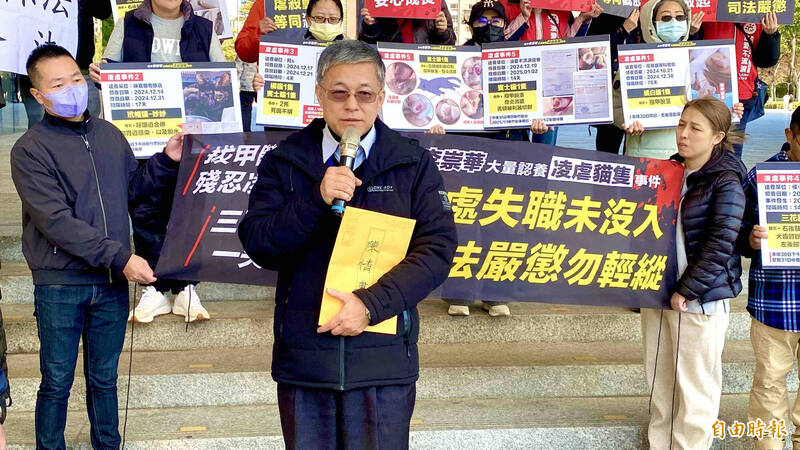 台中市動保處長林儒良在受虐照片前說明案情。(記者黃旭磊攝) 台中市動保處長林儒良在受虐照片前說明案情。(記者黃旭磊攝)