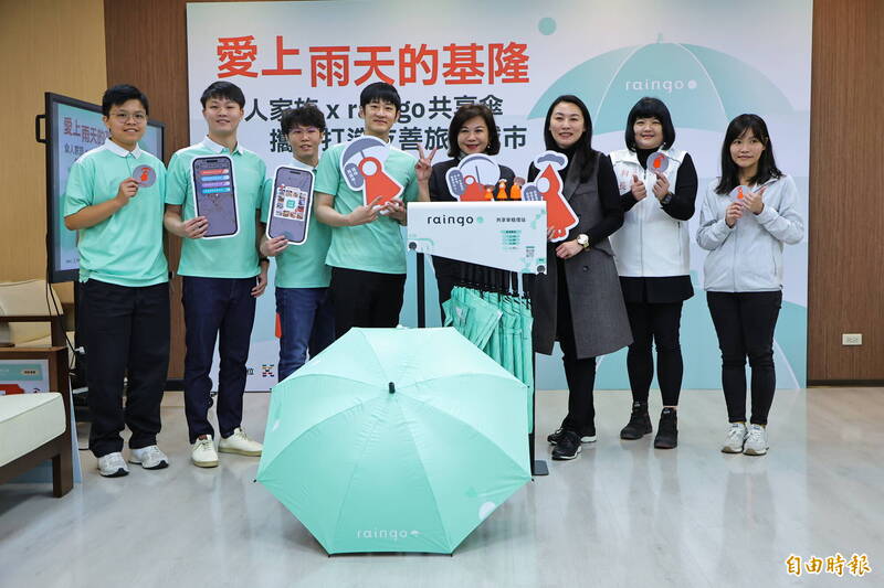 基隆多雨,市府在觀光景點、交通場站和商圈等地建置60個共享傘租借站,民眾晴雨天都可遊基隆。(記者盧賢秀攝) 基隆多雨,市府在觀光景點、交通場站和商圈等地建置60個共享傘租借站,民眾晴雨天都可遊基隆。(記者盧賢秀攝)