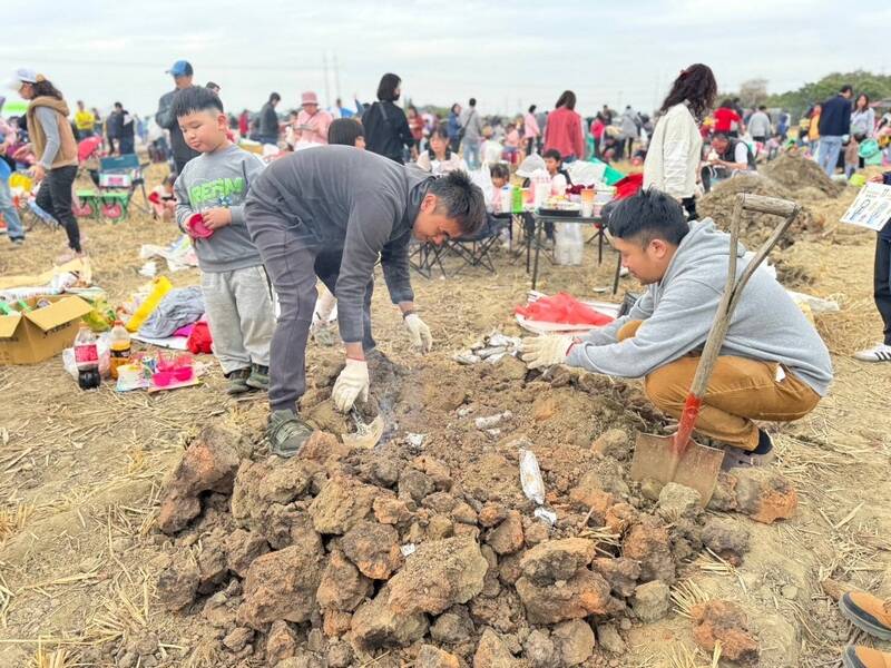 炊煙四起!嘉義新港鄉 2000人焢窯 親子嗨翻天 - 生活 - 自由時報電子報