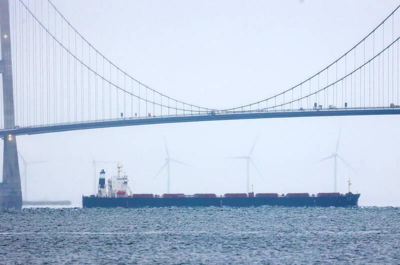 
Chinese bulk carrier Yi Peng 3 sails under the Great Belt Bridge in Korsor, Denmark, on Nov. 19 last year.
Photo: Reuters