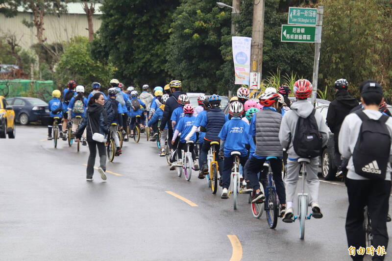 新竹縣議員吳旭智長期推廣中小學生學騎獨輪車，今天在竹22線舉辦上路挑戰活動，吸引95名學生參與。（記者黃美珠攝）