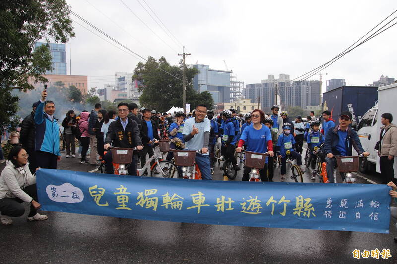 新竹縣議員吳旭智（第1排中）今天再度舉辦且領騎中小學生獨輪車壯遊竹縣活動。（記者黃美珠攝）