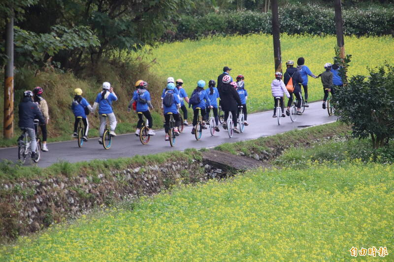 新竹縣的竹22線沿線田園風光常常吸引馬拉松跑友在此練跑，今天則為縣內學騎獨輪車的學童們所「佔領」。（記者黃美珠攝）