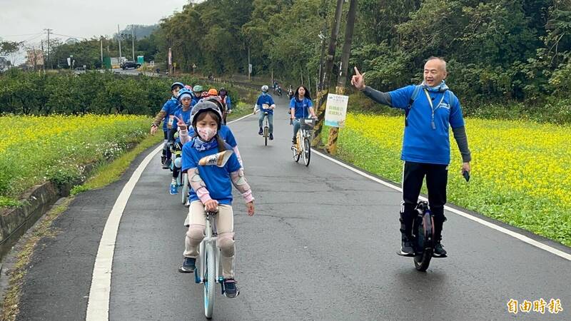 新竹縣竹22線沿線田園風光優美，除了是許多馬拉松跑友所愛的經典練習賽道，也是獨輪車的美麗騎乘路線。（記者黃美珠攝）