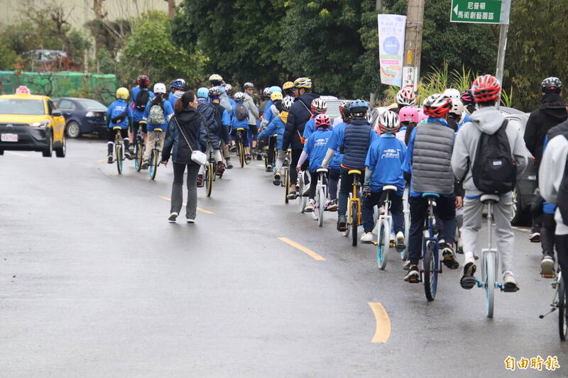 新竹縣議員吳旭智長期推廣中小學生學騎獨輪車，今天在竹22線舉辦上路挑戰活動，吸引95名學生參與。（記者黃美珠攝）