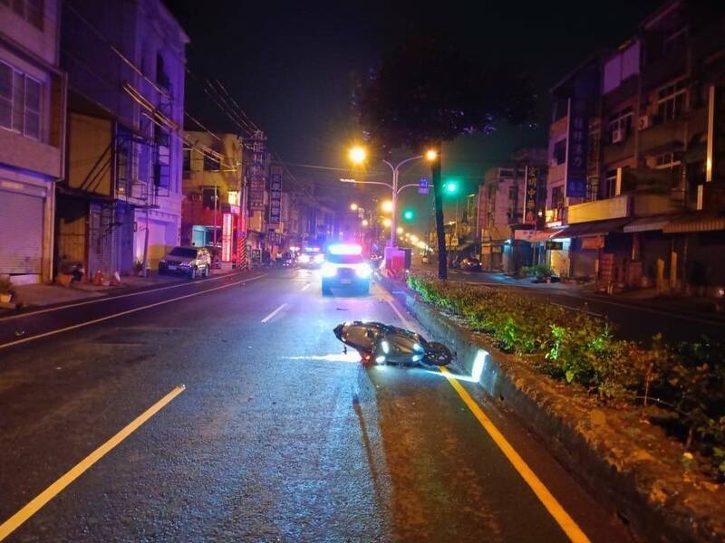 機車遭追撞倒地。（警方提供）