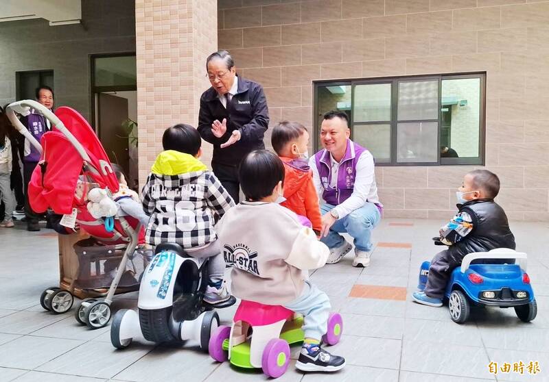 嘉義縣小英之友會到安仁家園關懷孩童。(記者林宜樟攝) 嘉義縣小英之友會到安仁家園關懷孩童。(記者林宜樟攝)