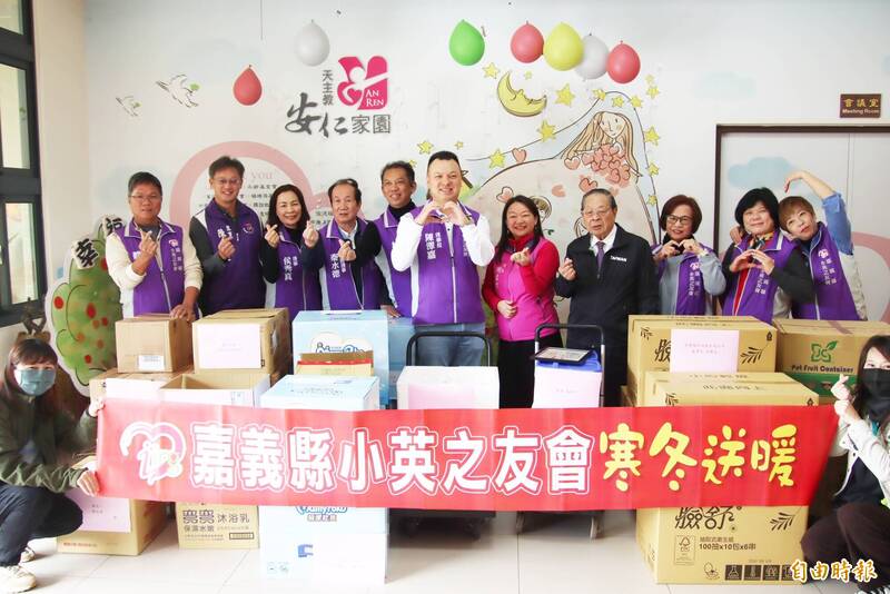 嘉義縣小英之友會捐贈物資到安仁家園。(記者林宜樟攝) 嘉義縣小英之友會捐贈物資到安仁家園。(記者林宜樟攝)