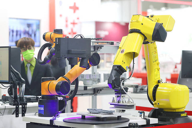 
Robotic arms are displayed at a machine tool trade show at the Taipei Nangang Exhibition Center on March 6, 2023.
Photo: CNA