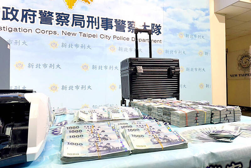 
Banknotes along with other items are pictured on Jan. 10 after they were confiscated by New Taipei City police from alleged scammers.
Photo courtesy of the police via CNA