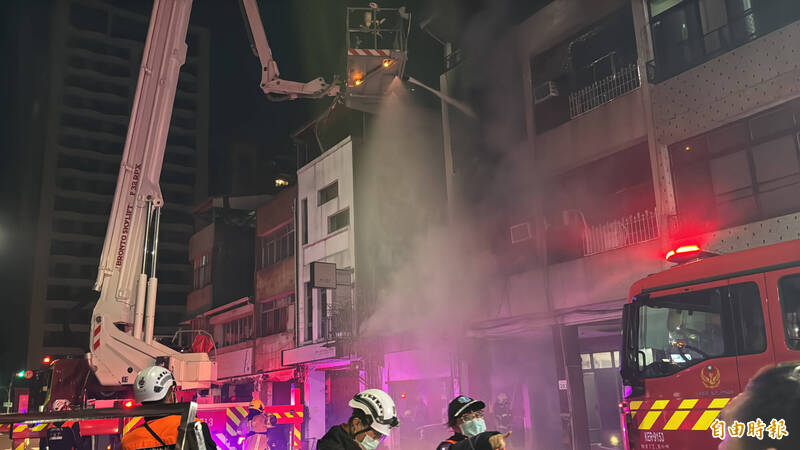 高雄市前金區瑞源路民宅火警。（記者許麗娟攝）