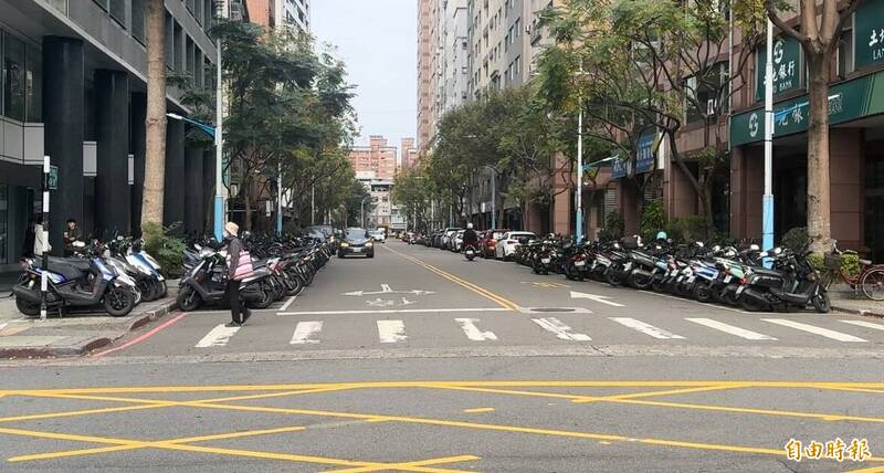新北市交通違規罰單應到案日於春節期間,且應到案地點為該交通事件裁決處者,繳費期限可順延至2月3日上班日;圖為新北市街景。(記者董冠怡攝) 新北市交通違規罰單應到案日於春節期間,且應到案地點為該交通事件裁決處者,繳費期限可順延至2月3日上班日;圖為新北市街景。(記者董冠怡攝)