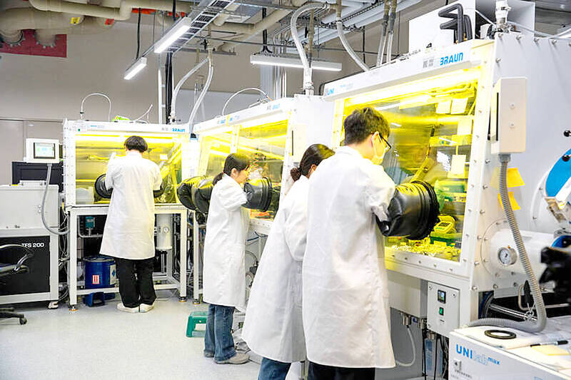 
Academia Sinica researchers work on new solar cell technology in an undated photograph.
Photo courtesy of Academia Sinica