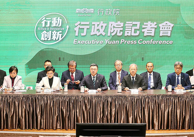 
Premier Cho Jung-tai, front row third left, presides over a news conference at the Execurtive Yuan in Taipei yesterday.
Photo: CNA