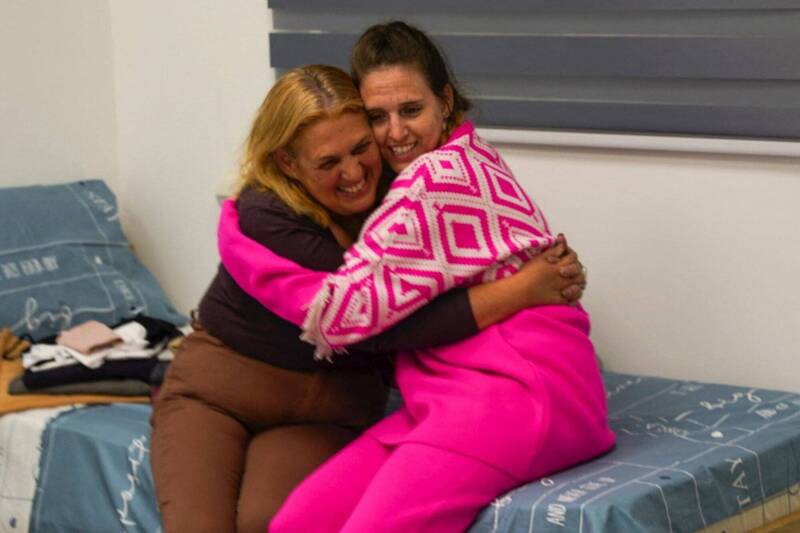 史坦因布雷契爾與家人團聚。（法新社）