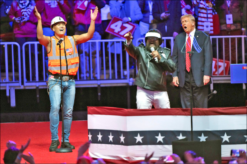 美國總統川普在19日「勝利集會」尾聲，與競選期間成為非官方熱門歌曲「Y.M.C.A.」的原唱迪斯可團體「村民」在台上同樂。（美聯社）