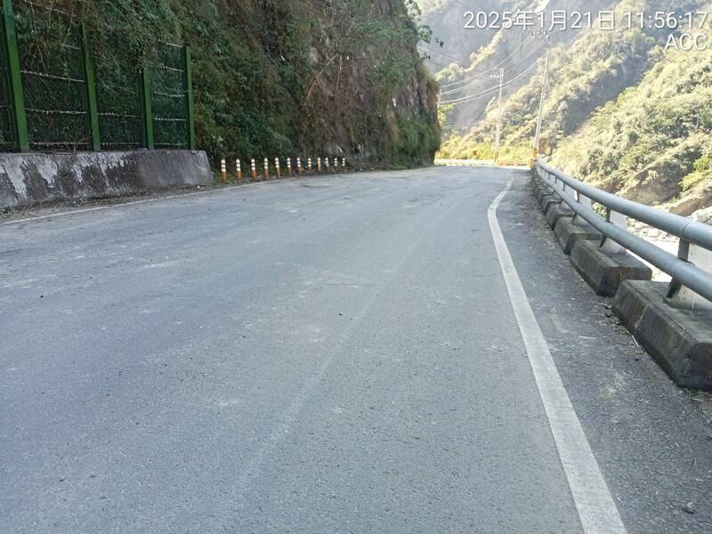 高雄市甲仙區台29臨11線便道7K+500 (錫安山路段)邊坡零星落石,道路阻斷已排除。(公路局提供) 高雄市甲仙區台29臨11線便道7K+500 (錫安山路段)邊坡零星落石,道路阻斷已排除。(公路局提供)