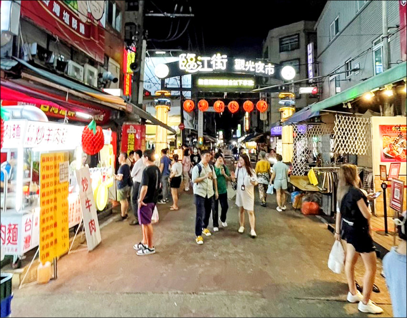 臨江街夜市鄰近台北一○一、信義商圈,是民眾逛街後覓食的好去處。(北市市場處提供) 臨江街夜市鄰近台北一○一、信義商圈,是民眾逛街後覓食的好去處。(北市市場處提供)