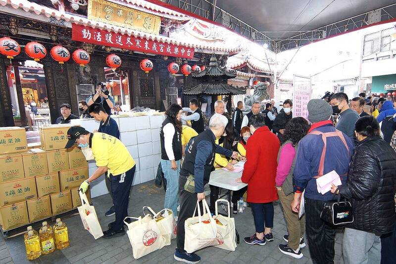 民眾排隊領取樂成宮的送暖物資。(圖由樂成宮提供) 民眾排隊領取樂成宮的送暖物資。(圖由樂成宮提供)