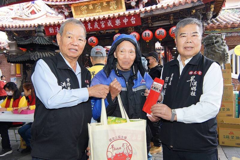 樂成宮董事長何敏誠(圖右)強調,送暖是弘揚媽祖慈悲心,希望增進社會溫馨與祥和。(圖由樂成宮提供) 樂成宮董事長何敏誠(圖右)強調,送暖是弘揚媽祖慈悲心,希望增進社會溫馨與祥和。(圖由樂成宮提供)