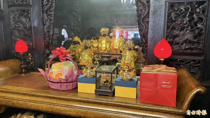 南投竹山紫南宮去年借金4億、還金高達7億元，近日就連鴻海集團幹部也帶著紫南宮的金雞「回娘家」祭拜土地公。（民眾提供）