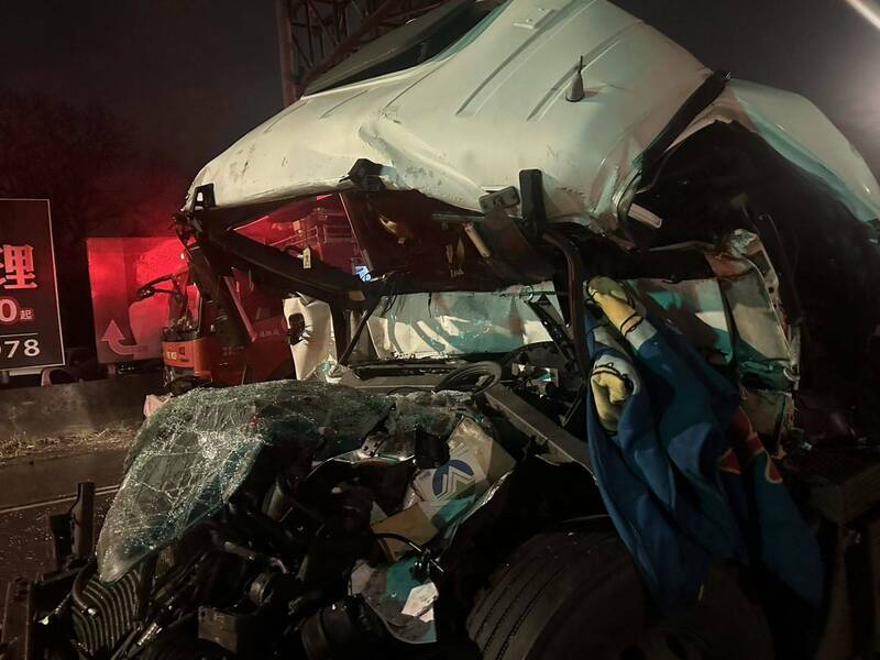桃園市國2道大園東側交流道入口處發生曳引車追撞曳引車事故，後車車頭嚴重變形。（記者余瑞仁翻攝）（記者余瑞仁攝）