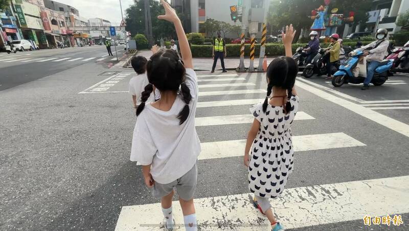 高高舉起手 請你看見我！台南推廣「舉手過馬路」交安運動 - 生活 - 自由時報電子報