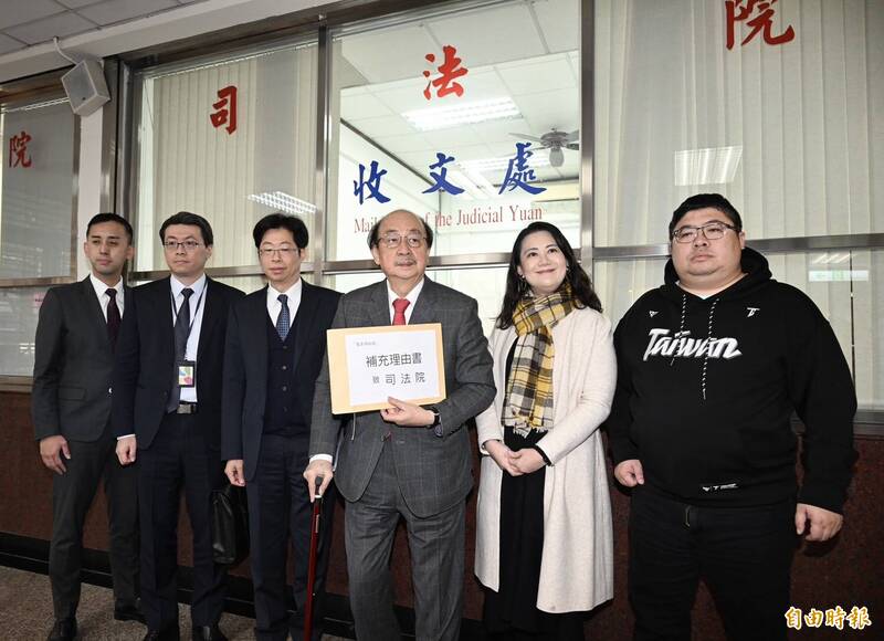 民進黨立院黨團總召柯建銘在幹事長吳思瑤、書記長蔡易餘及律師陪同下,二度向司法院遞狀,聲請釋憲及暫時處分。(記者羅沛德攝) 民進黨立院黨團總召柯建銘在幹事長吳思瑤、書記長蔡易餘及律師陪同下,二度向司法院遞狀,聲請釋憲及暫時處分。(記者羅沛德攝)