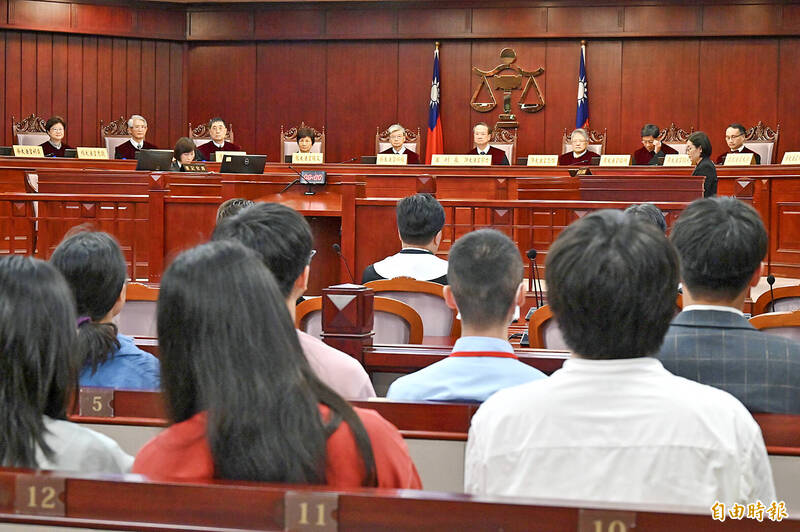 Grand justices at the Constitutional Court hear arguments in a case in Taipei on Oct. 25 last year.
Photo: George Tsorng, Taipei Times