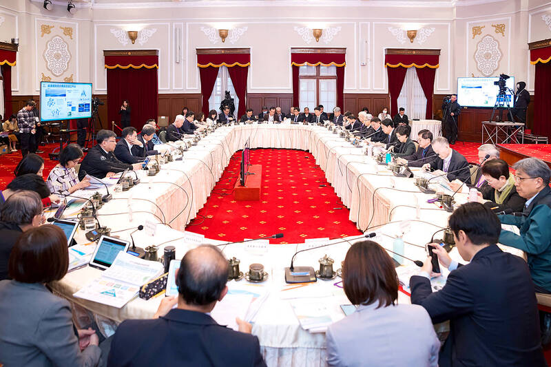 
The Presidential Office’s National Climate Change Committee meets in Taipei yesterday.
Photo courtesy of the Presidential Office