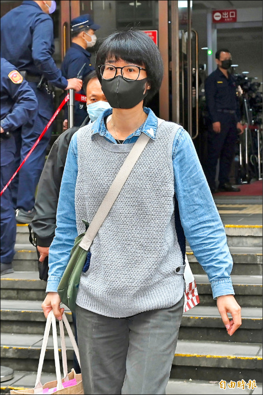 京華城弊案昨首度開庭,台北地院傳喚都委會前執行秘書邵琇珮出庭。
(記者塗建榮攝) 京華城弊案昨首度開庭,台北地院傳喚都委會前執行秘書邵琇珮出庭。
(記者塗建榮攝)