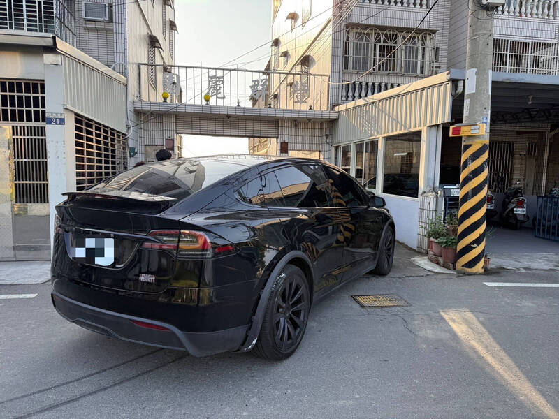 黑色特斯拉轎車。（讀者提供）
