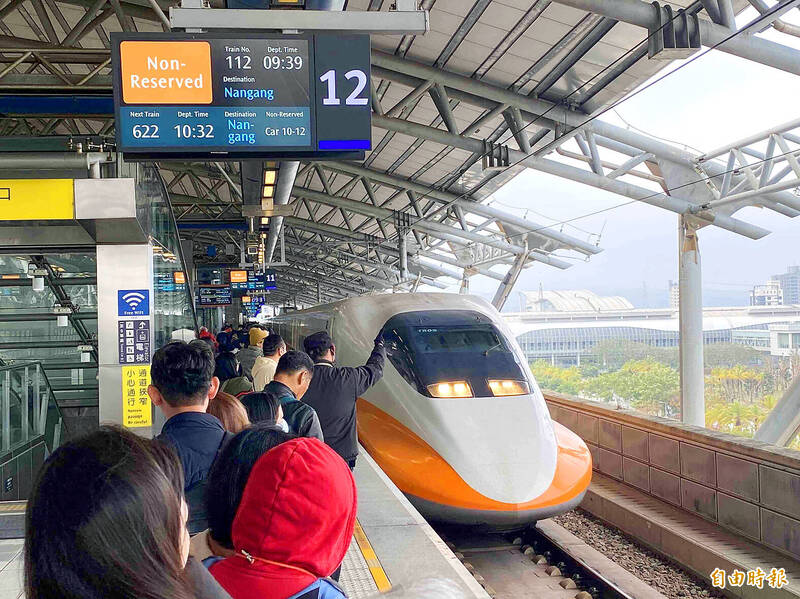 
People wait to board a high-speed rail train in Taichung yesterday.
Photo: Huang Hsu-lei, Taipei Times